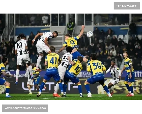 终场哨响，国际米兰球员泽林斯基被队友团团围住庆祝绝杀进球